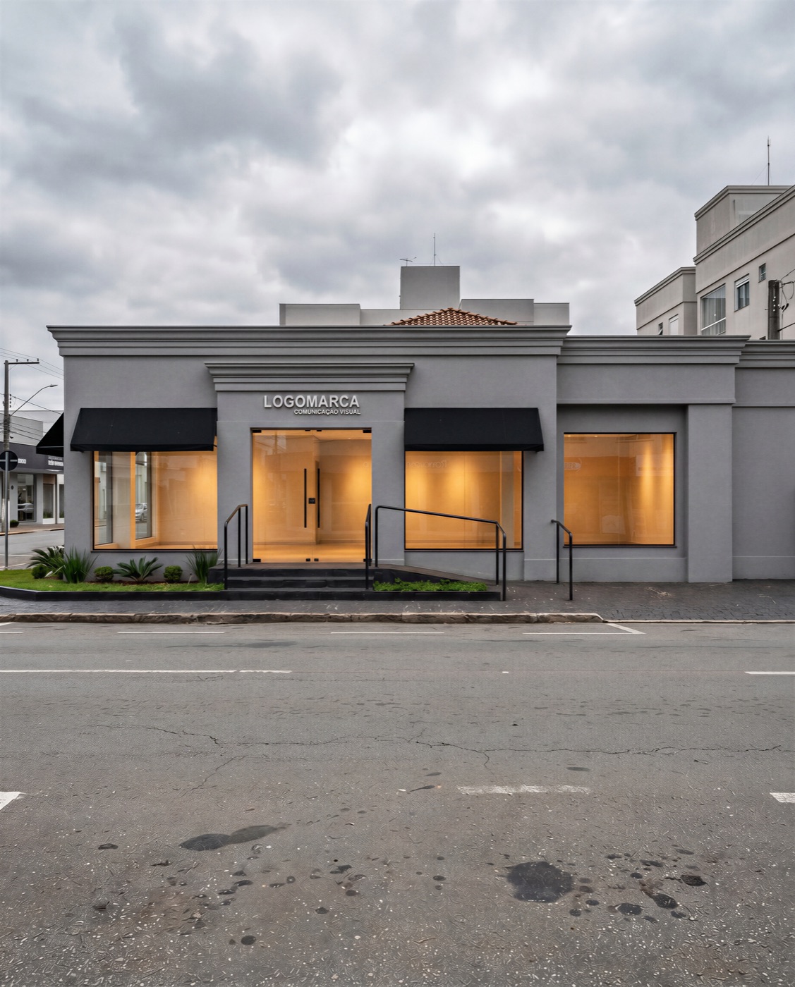 Fachada comercial clássica em concreto