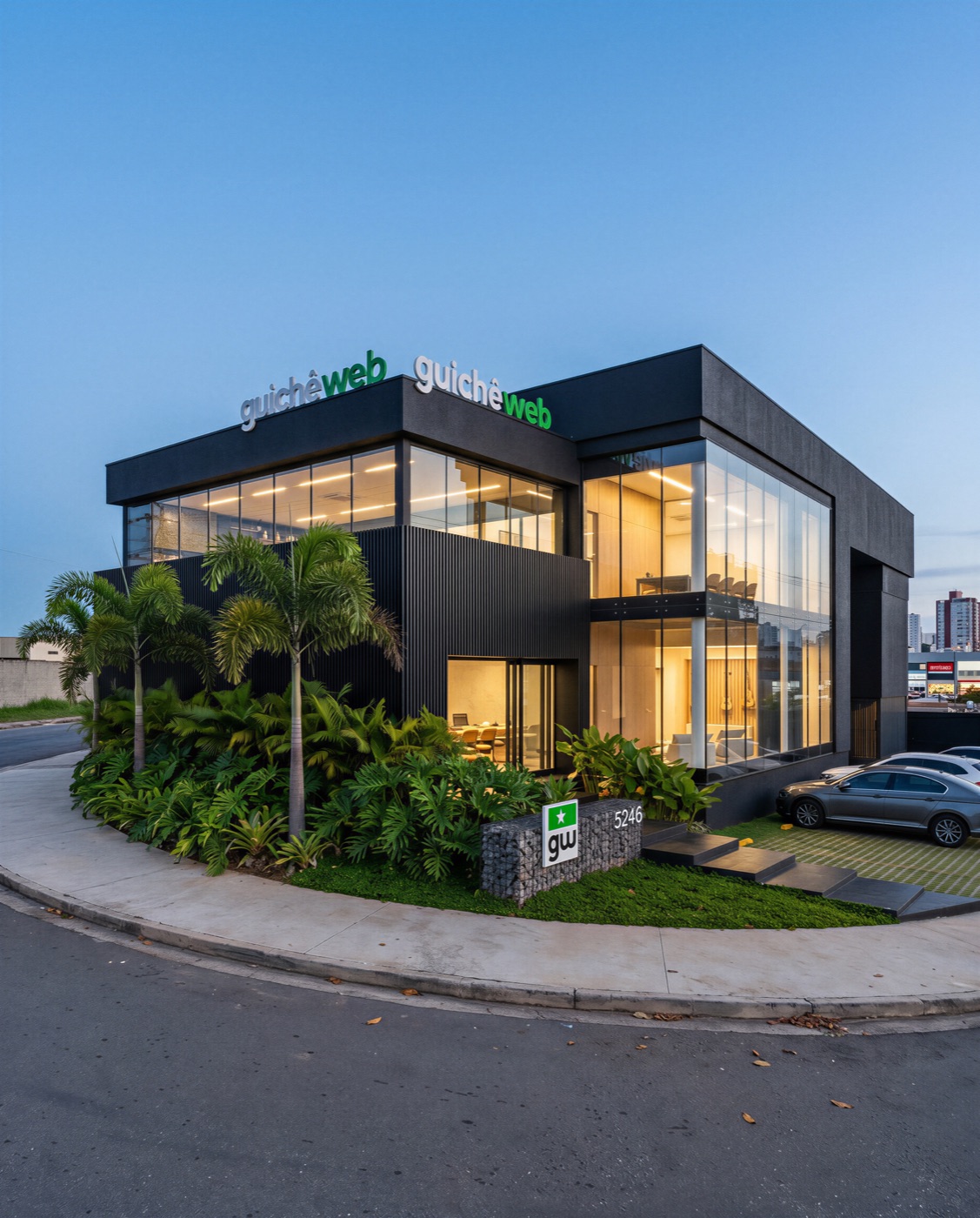 Fachada comercial contemporânea em vidro e estrutura escura ao entardecer