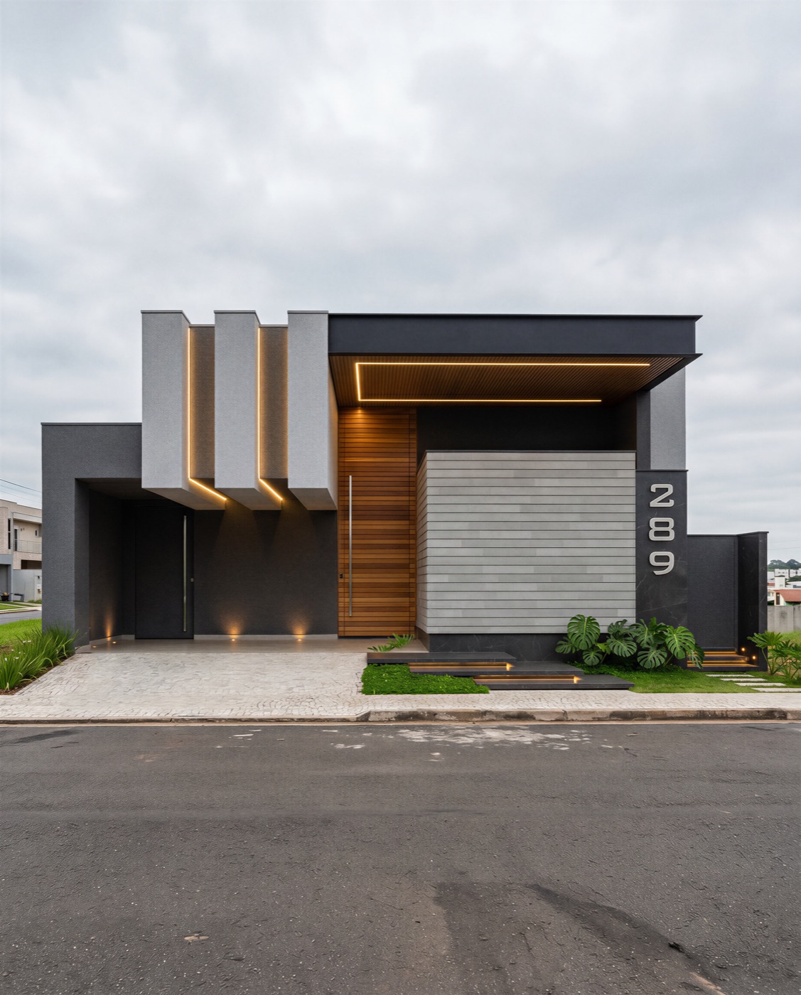 Fachada residencial com painéis verticais, madeira e concreto